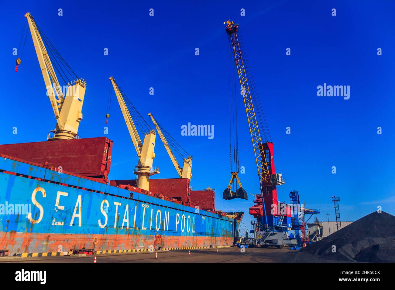 Opération de chargement de la cargaison d'anthracite au port de Klaipeda, Lituanie Banque D'Images