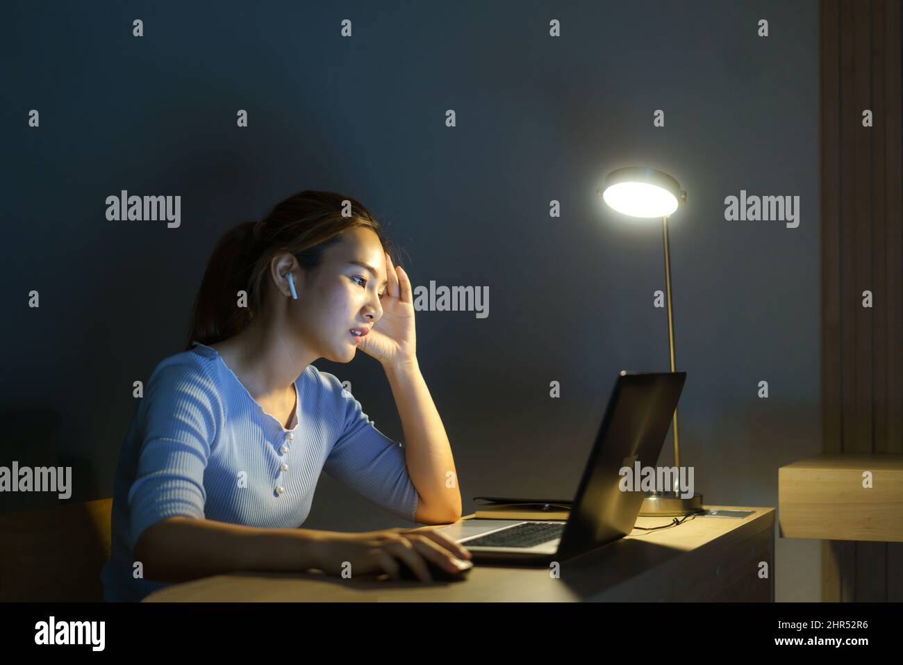 Femme asiatique travaille tard la nuit stressant avec des problèmes de recherche de projet sur un ordinateur portable ou ordinateur portable au bureau à domicile syndrome de dysfonctionnement. Banque D'Images