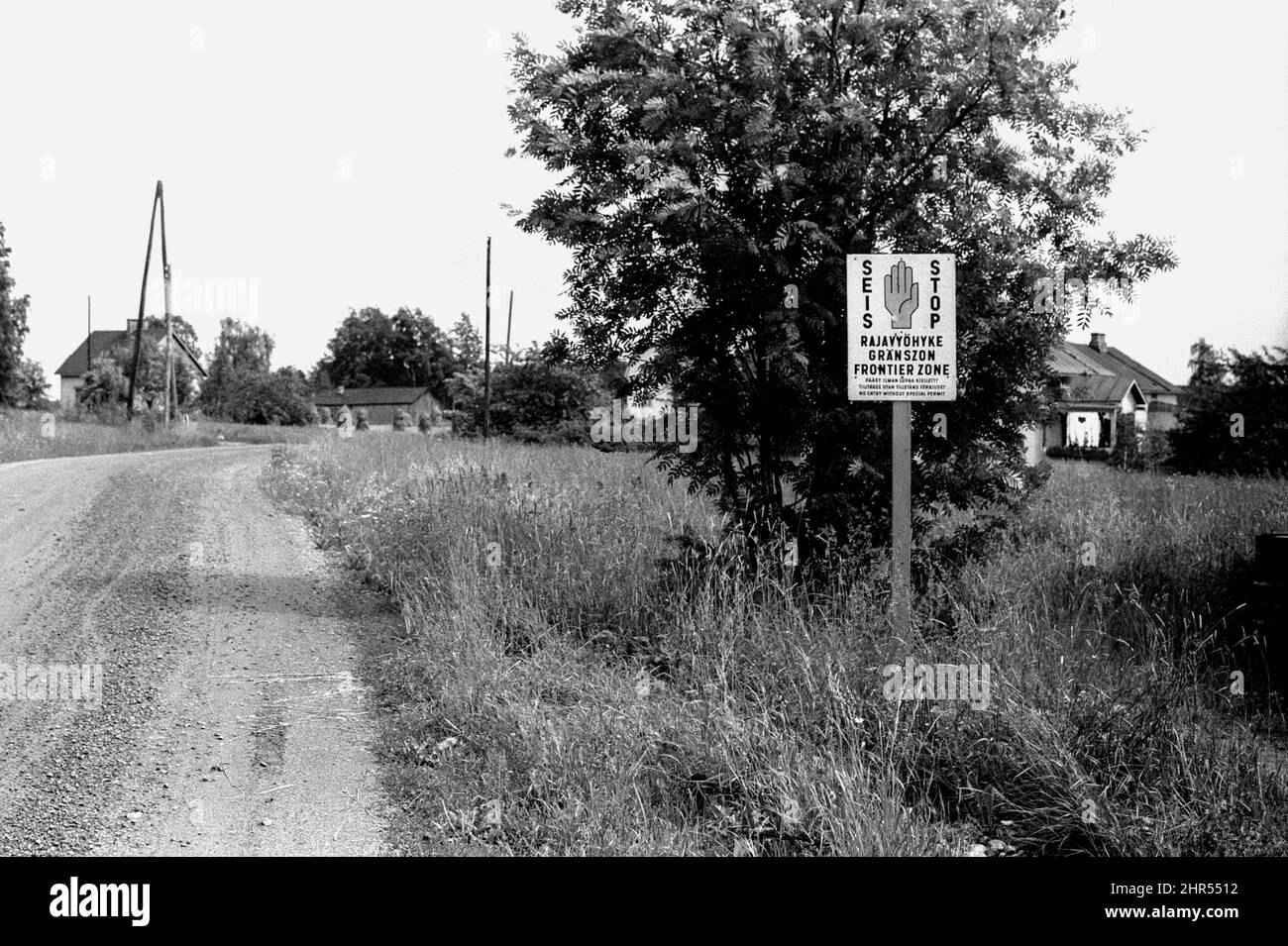 La frontière entre la Russie et la Finlande dans la région d'Imatran se termine par un barrage routier et une porte Banque D'Images