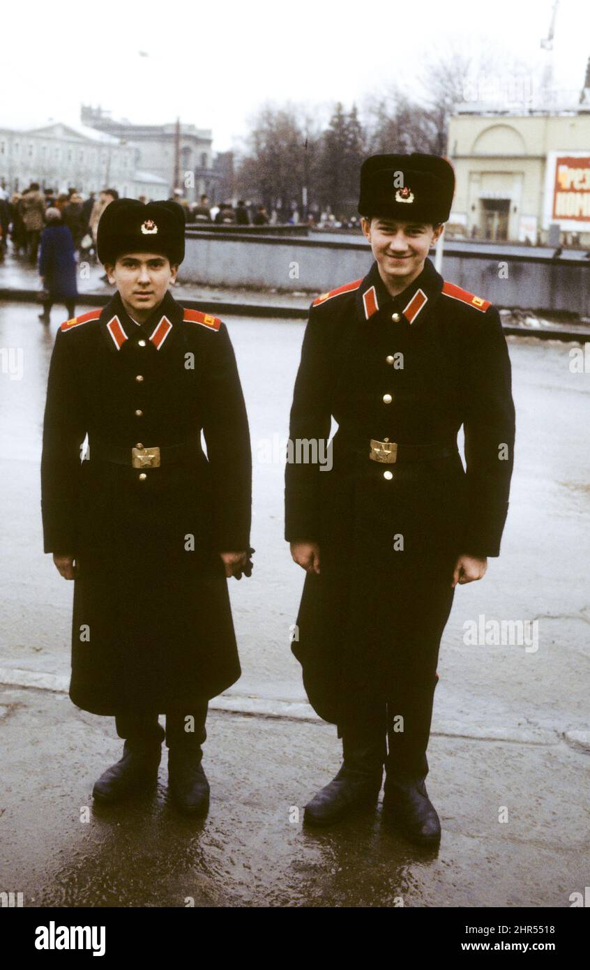 LA JEUNESSE RUSSE en plein air en uniforme militaire Banque D'Images