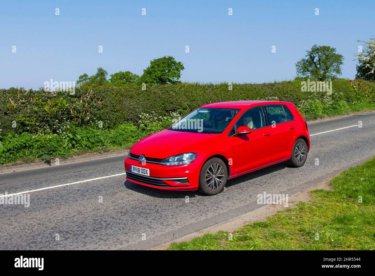 2018 rouge Volkswagen Golf se TDI Bluemotion Technology 1598cc 4dr 6 Speed Manual en route vers Capesthorne Hall Classic May car show, Cheshire, Royaume-Uni Banque D'Images
