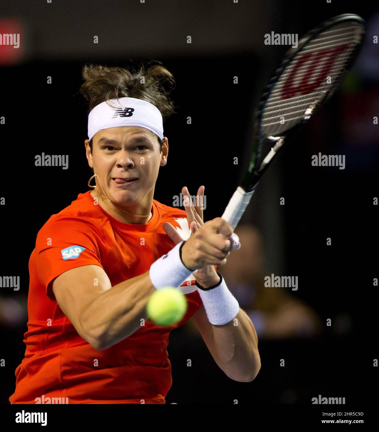 Le canadien Milos Raonic, de Toronto, en Ontario, revient à Albert Ramos, en Espagne, lors d'un match de championnat du monde de tennis de la coupe Davis à Vancouver, en Colombie-Britannique, le vendredi 1 février 2013. LA PRESSE CANADIENNE/Darryl Dyck Banque D'Images