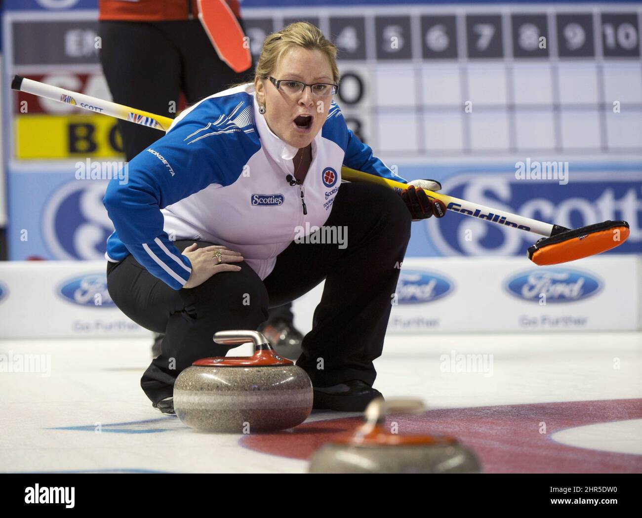 Coupe-file de la Colombie-Britannique Kelly Scott lance un coup de feu lors du match de médaille de bronze contre équipe Canada en action de curling au Tournoi Scotties of Hearts le dimanche 24 février 2013 à Kingston, en Ontario. LA PRESSE CANADIENNE/Ryan Remiorz Banque D'Images