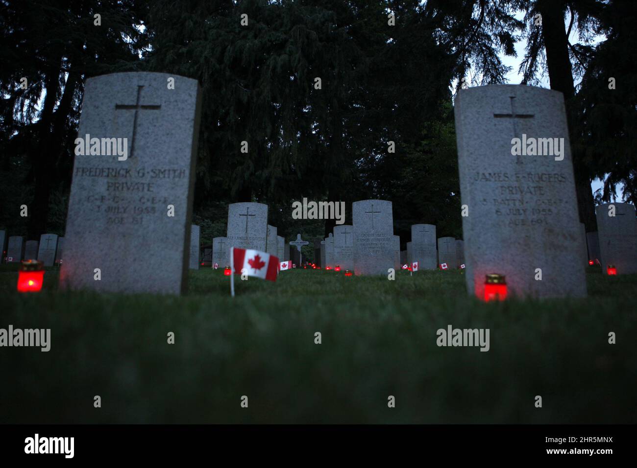 Les bougies s'allument en rangées lors de l'hommage annuel à la flamme de Dieu en hommage à l'armistice de la première Guerre mondiale à Esquimalt, en Colombie-Britannique, le jeudi 30 mai 2013. Des dirigeants militaires, municipaux, des Premières nations, provinciaux et fédéraux ont participé à la mise en place de bougies sur des tombes au cimetière des anciens combattants de God's Acres, un cimetière de 145 ans à Esquimalt, en Colombie-Britannique, pour se souvenir de ceux qui ont donné leur vie pendant la première Guerre mondiale, qui s'est terminée il y a 95 ans. LA PRESSE CANADIENNE/Chad Hipolito Banque D'Images