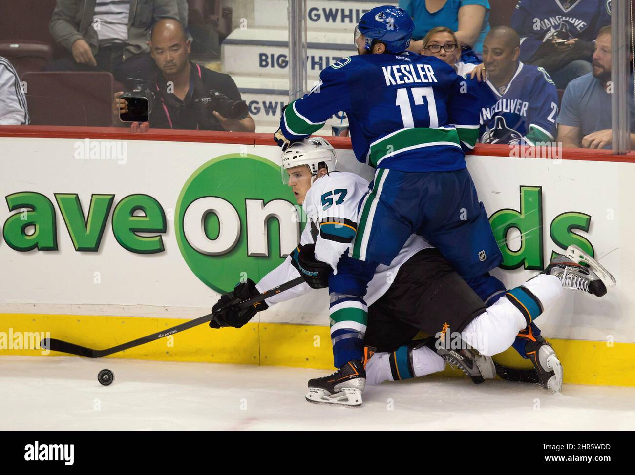 Ryan Kesler, à droite, des Canucks de Vancouver, vérifie les Tommy Wingels des requins de San Jose pendant la deuxième période, un hockey de la LNH d'avant-saison à Vancouver, le lundi 16 septembre 2013. LA PRESSE CANADIENNE/Darryl Dyck Banque D'Images