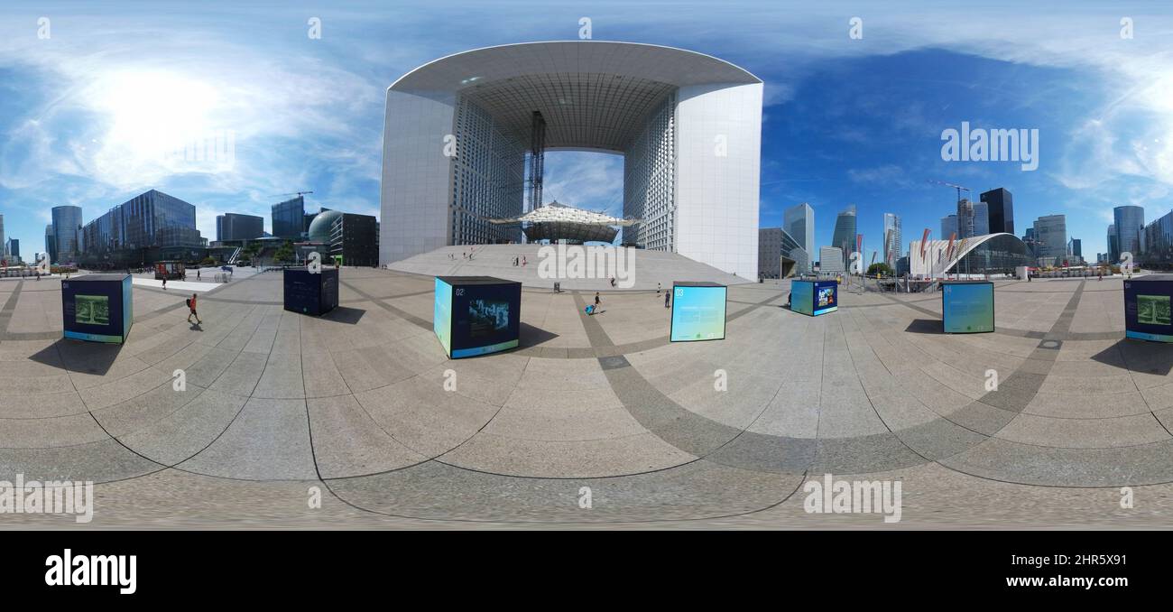 420 x 180 grad-Panorama : Grande Arche de la Défense, la Défense, Paris, Frankreich/ France (nur für redaktionelle Verwendung. Keine Werbung. Référence Banque D'Images