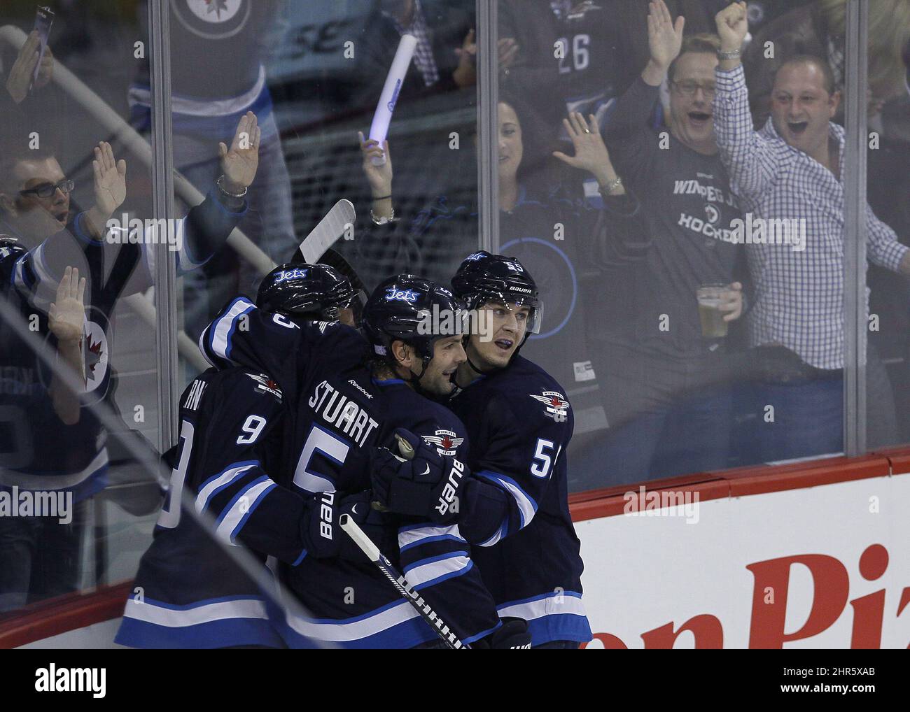 Evander Kane (9), Mark Stuart (5) et Mark Scheifele (55) des Jets de Winnipeg célèbrent le but de Kane contre les rois de Los Angeles lors de la première période d'action de la LNH à Winnipeg, le vendredi 4 octobre 2013. LA PRESSE CANADIENNE/John Woods Banque D'Images