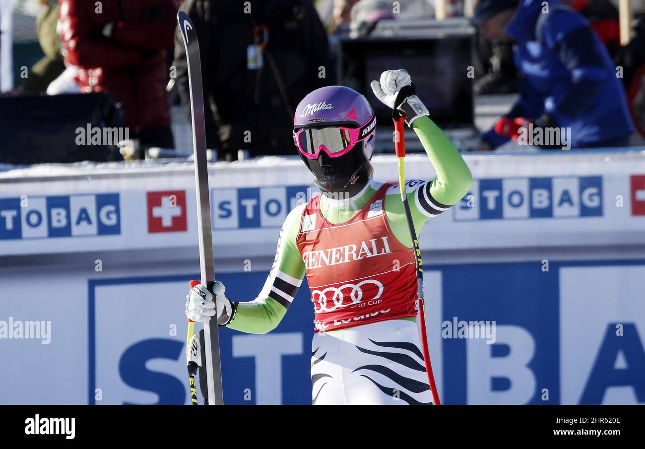Maria Hoefl-Riesch, d'Allemagne, réagit dans la zone d'arrivée après sa course à la coupe du monde féminine de ski alpin à Lake Louise, en Alberta, le samedi 7 décembre 2013. LA PRESSE CANADIENNE/Jeff McIntosh Banque D'Images