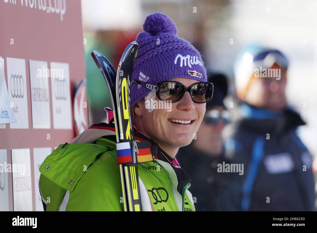 Maria Hoefl-Riesch, d'Allemagne, réagit dans la zone d'arrivée après sa course à la coupe du monde féminine de ski alpin à Lake Louise, en Alberta, le samedi 7 décembre 2013. LA PRESSE CANADIENNE/Jeff McIntosh Banque D'Images