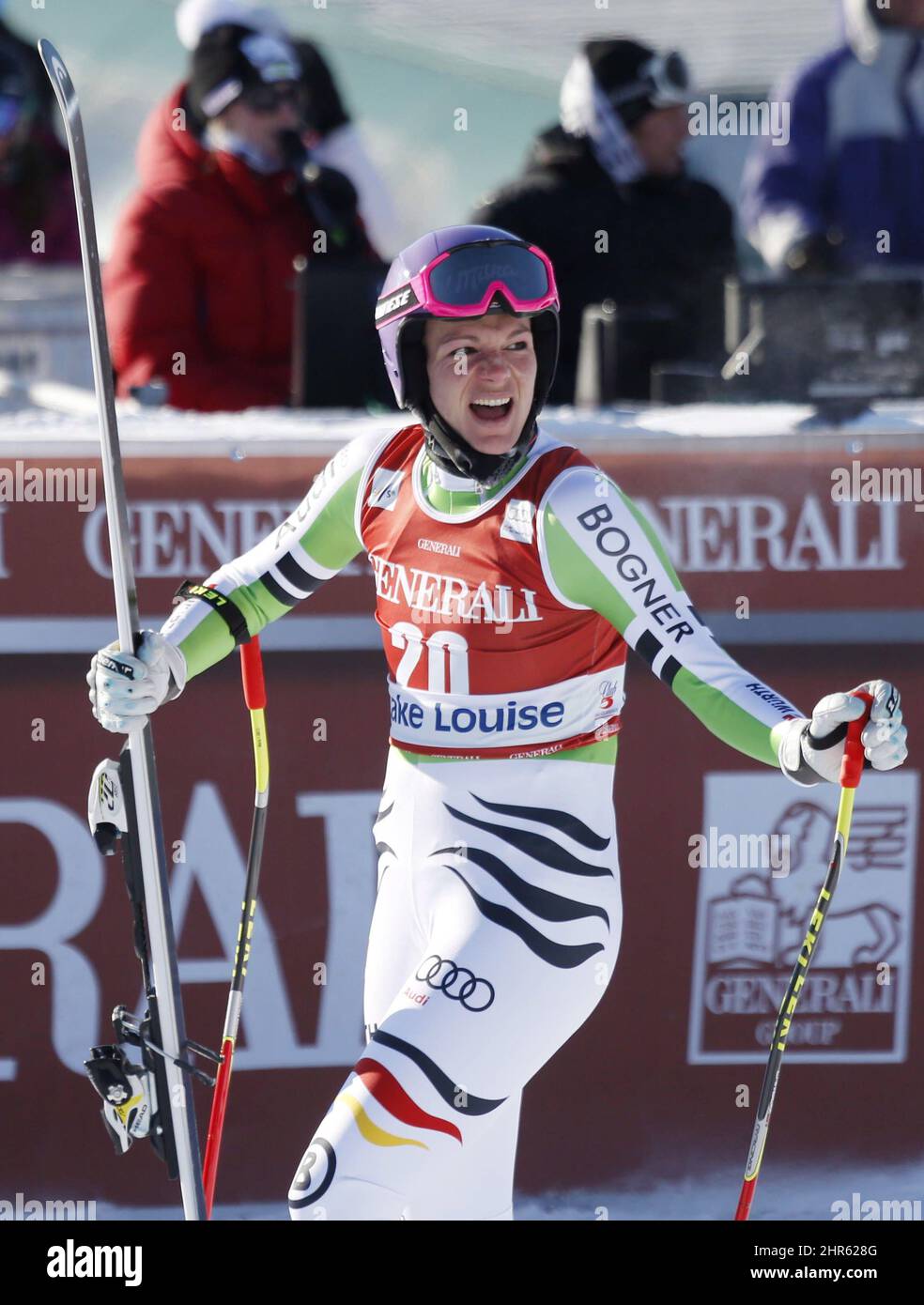 Maria Hoefl-Riesch, d'Allemagne, réagit dans la zone d'arrivée après sa course à la coupe du monde féminine de ski alpin à Lake Louise, en Alberta, le vendredi 6 décembre 2013. LA PRESSE CANADIENNE/Jeff McIntosh Banque D'Images