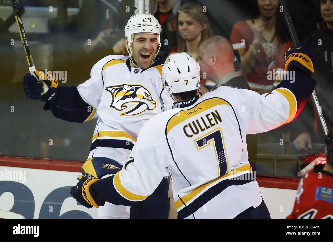 Eric Nystrom, de gauche, des prédateurs de Nashville, célèbre son quatrième but avec Matt Cullen, coéquipier, lors de la troisième période d'action de hockey de la LNH contre les Flames de Calgary à Calgary, en Alberta, le vendredi 24 janvier 2014. Les Flames de Calgary ont battu les prédateurs de Nashville 5-4 lors d'une fusillade. LA PRESSE CANADIENNE/Jeff McIntosh Banque D'Images