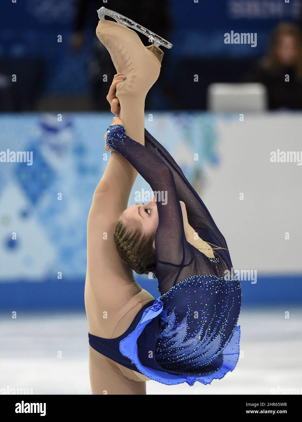Yulia Lippitskaya, de Russie, exécute son court programme dans la partie féminine de l'événement de patinage artistique de l'équipe aux Jeux Olympiques d'hiver de Sotchi le samedi 8 février 2014 à Sotchi. LA PRESSE CANADIENNE/Paul Chiasson Banque D'Images