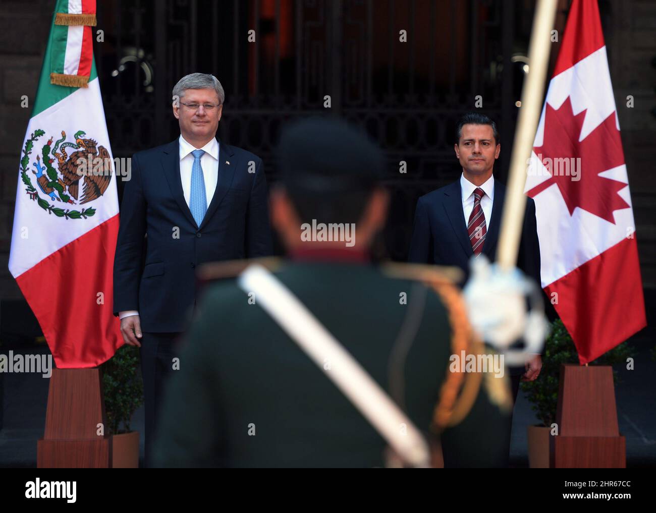 Le Premier ministre Stephen Harper est aux côtés du président mexicain Enrique Pena Nieto lors d’une cérémonie officielle d’accueil au Palais national de Mexico, au Mexique, le mardi 18 février 2014. LA PRESSE CANADIENNE/Sean Kilpatrick Banque D'Images