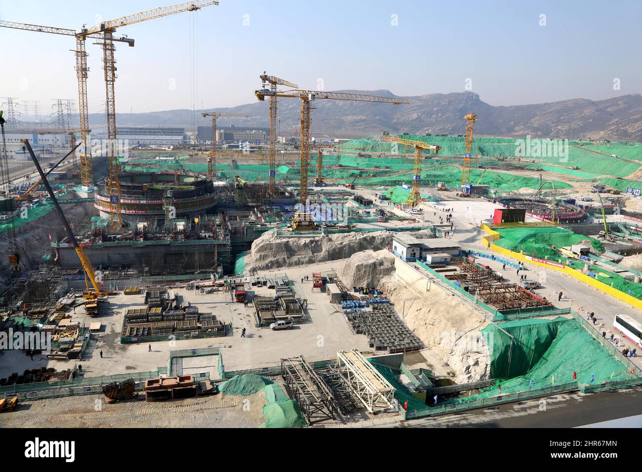 LIANYUNGANG, CHINE - 25 FÉVRIER 2022 - photo prise le 25 février 2022 montre le site de construction de l'île nucléaire de coulée pour l'unité 8 à la CNNC TIA Banque D'Images