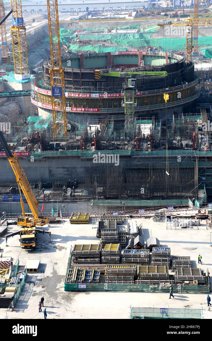 LIANYUNGANG, CHINE - 25 FÉVRIER 2022 - photo prise le 25 février 2022 montre le site de construction de l'île nucléaire de coulée pour l'unité 8 à la CNNC TIA Banque D'Images