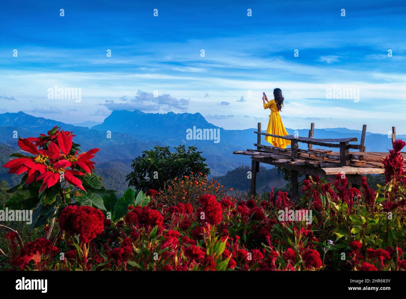 Femme touriste prenant une photo des montagnes Doi Luang Chiang Dao, Chiang mai, Thaïlande. Banque D'Images