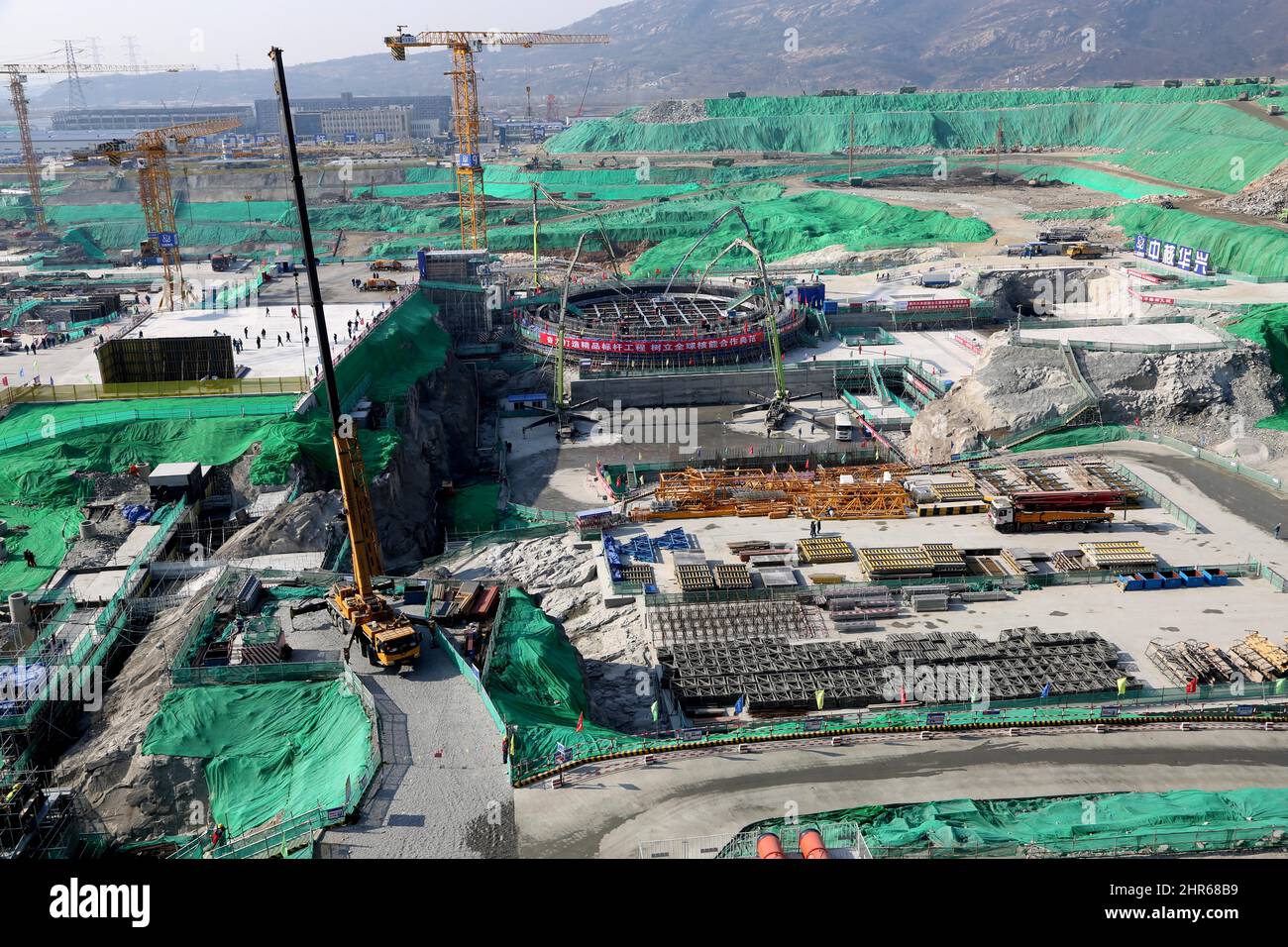 LIANYUNGANG, CHINE - 25 FÉVRIER 2022 - photo prise le 25 février 2022 montre le site de construction de l'île nucléaire de coulée pour l'unité 8 à la CNNC TIA Banque D'Images