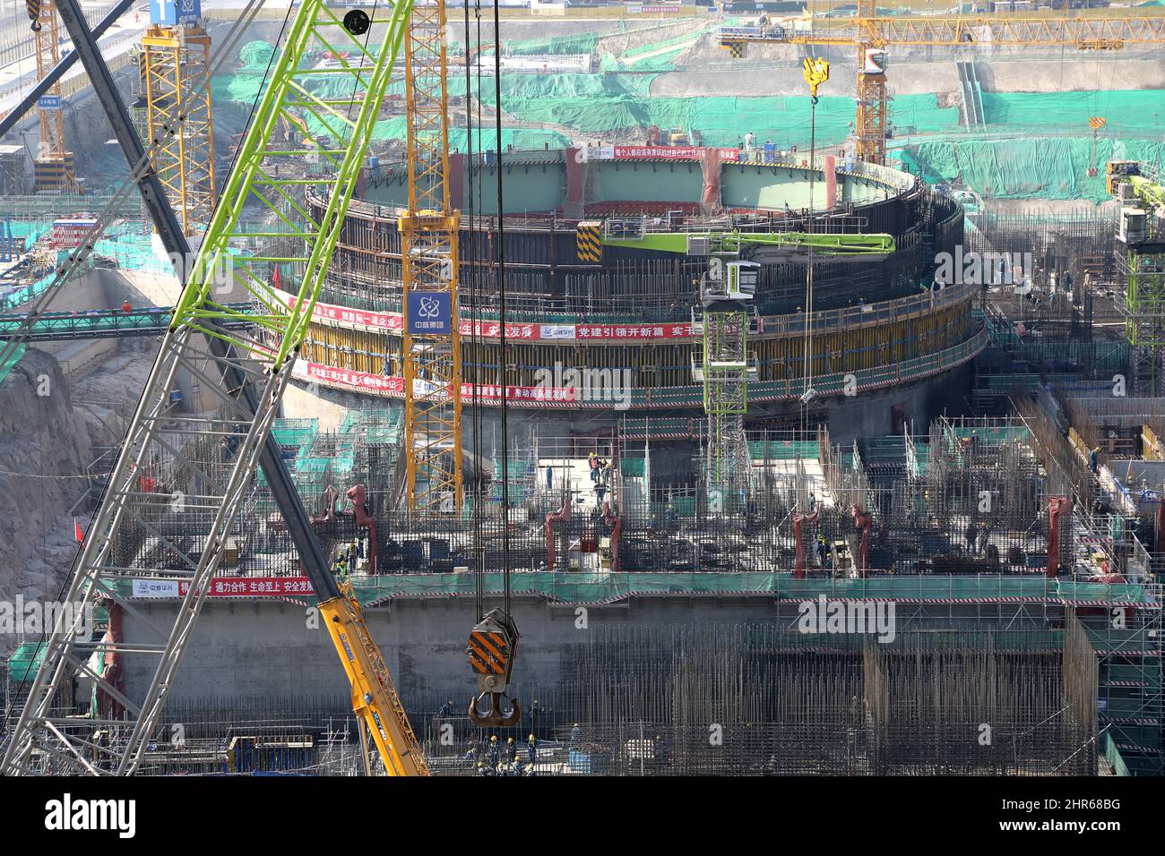 LIANYUNGANG, CHINE - 25 FÉVRIER 2022 - photo prise le 25 février 2022 montre le site de construction de l'île nucléaire de coulée pour l'unité 8 à la CNNC TIA Banque D'Images