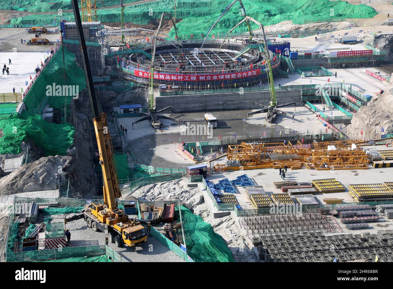 LIANYUNGANG, CHINE - 25 FÉVRIER 2022 - photo prise le 25 février 2022 montre le site de construction de l'île nucléaire de coulée pour l'unité 8 à la CNNC TIA Banque D'Images