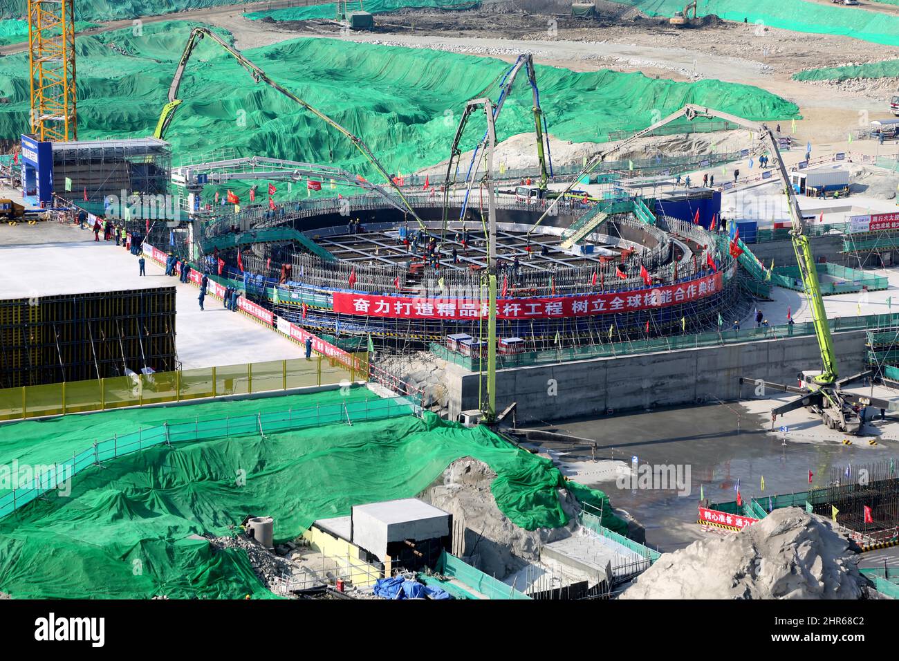 LIANYUNGANG, CHINE - 25 FÉVRIER 2022 - photo prise le 25 février 2022 montre le site de construction de l'île nucléaire de coulée pour l'unité 8 à la CNNC TIA Banque D'Images