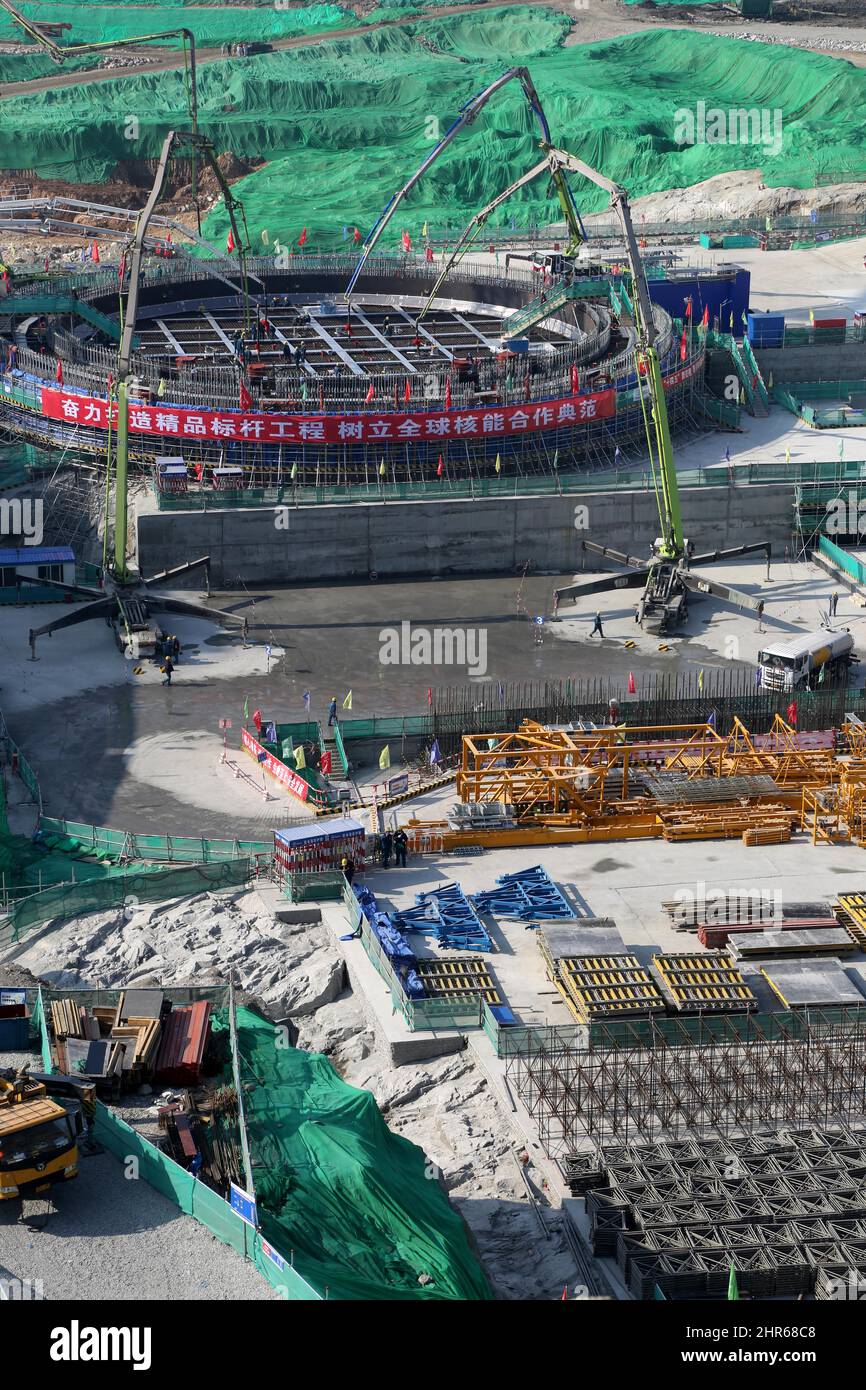 LIANYUNGANG, CHINE - 25 FÉVRIER 2022 - photo prise le 25 février 2022 montre le site de construction de l'île nucléaire de coulée pour l'unité 8 à la CNNC TIA Banque D'Images