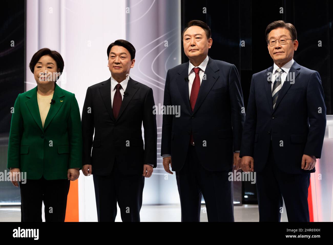 Séoul, Corée du Sud. 25th févr. 2022. Lee Jae-myung, candidat à la présidence du parti démocrate au pouvoir, Yoon Suk-yeol, candidat à la présidence du principal parti d'opposition People Power, Ahn Cheol-soo, candidat à la présidence du Parti populaire, Et SIM sang-jung, candidat à la présidence du Parti de la Justice, (de droite à gauche) lors d'un débat présidentiel au studio SBS à Séoul, en Corée du Sud, le vendredi 25 février 2022. La Corée du Sud élit un nouveau président le 9 mars. Photographe: SeongJoon Cho/Bloomberg Pool via Credit: SIPA USA/Alay Live News Banque D'Images