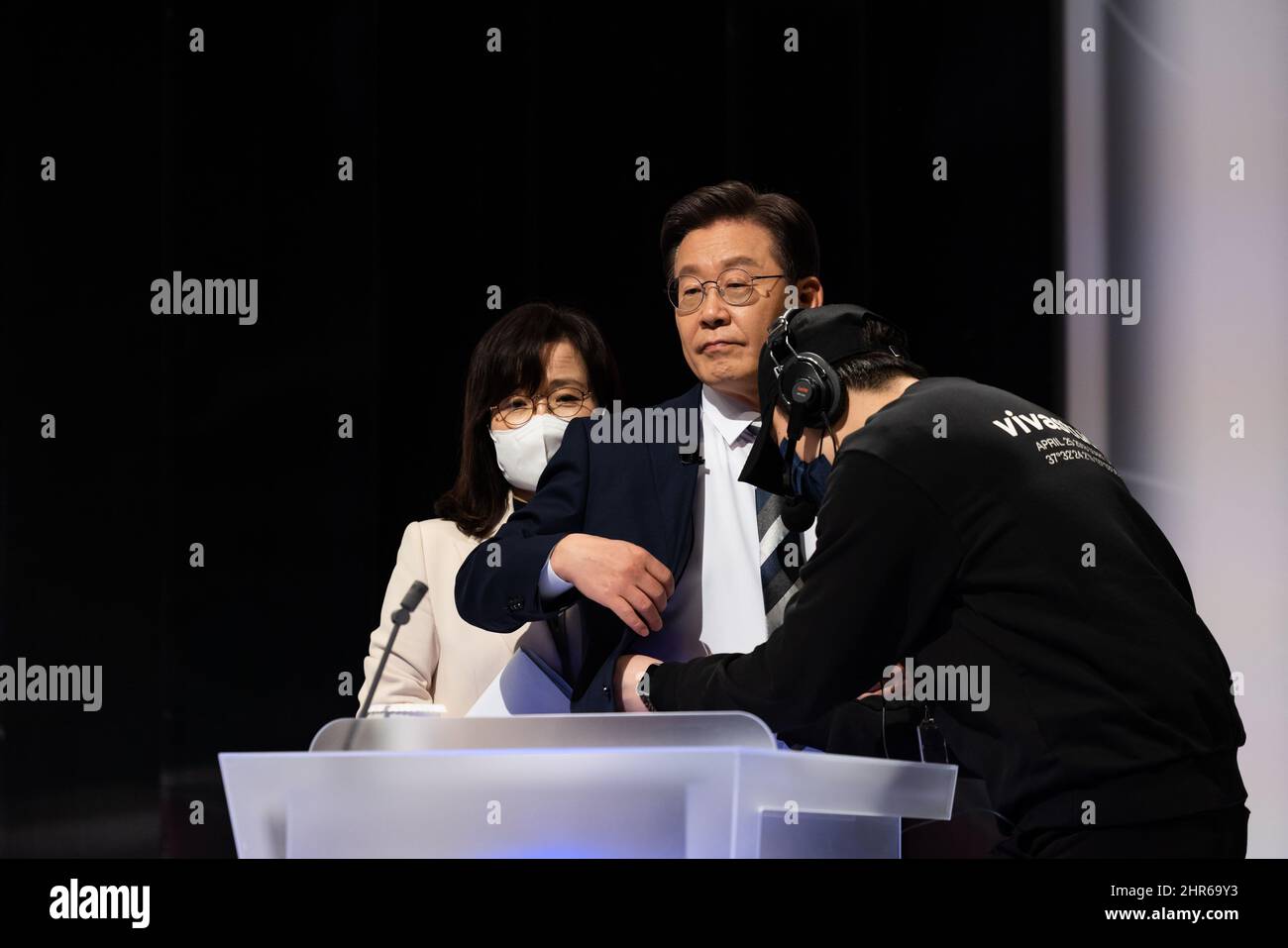 Séoul, Corée du Sud. 25th févr. 2022. Lee Jae-myung, candidat à la présidence du parti démocrate au pouvoir, prépare un débat présidentiel au studio SBS à Séoul, en Corée du Sud, le vendredi 25 février 2022. La Corée du Sud élit un nouveau président le 9 mars. Photographe: SeongJoon Cho/Bloomberg Pool via Credit: SIPA USA/Alay Live News Banque D'Images