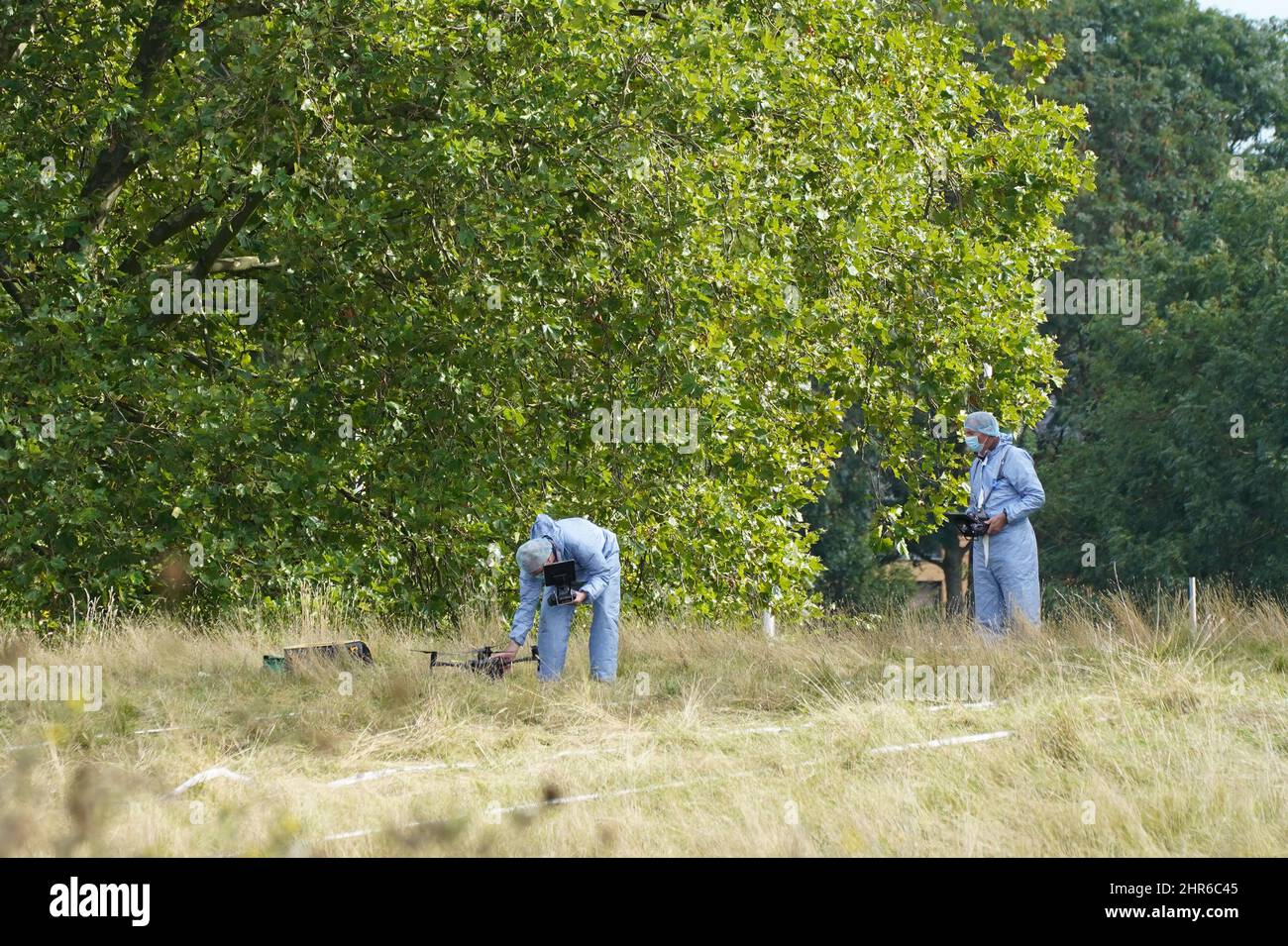 Photo du dossier datée du 23/09/21 d'officiers de police judiciaire à Cator Park, Kidbrooke, sud de Londres, près de la scène où le corps de Sabina Nessa a été trouvé. Koci Selamaj, une employée de garage « prédatrice », a plaidé coupable à Old Bailey pour avoir tué l'enseignante de l'école primaire Sabina Nessa. Date de publication : vendredi 25 février 2022. Banque D'Images