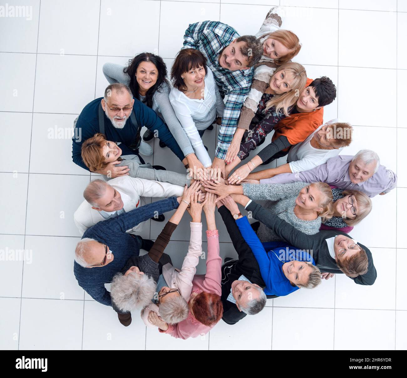 groupe de personnes âgées faisant une tour hors de leurs mains. Banque D'Images