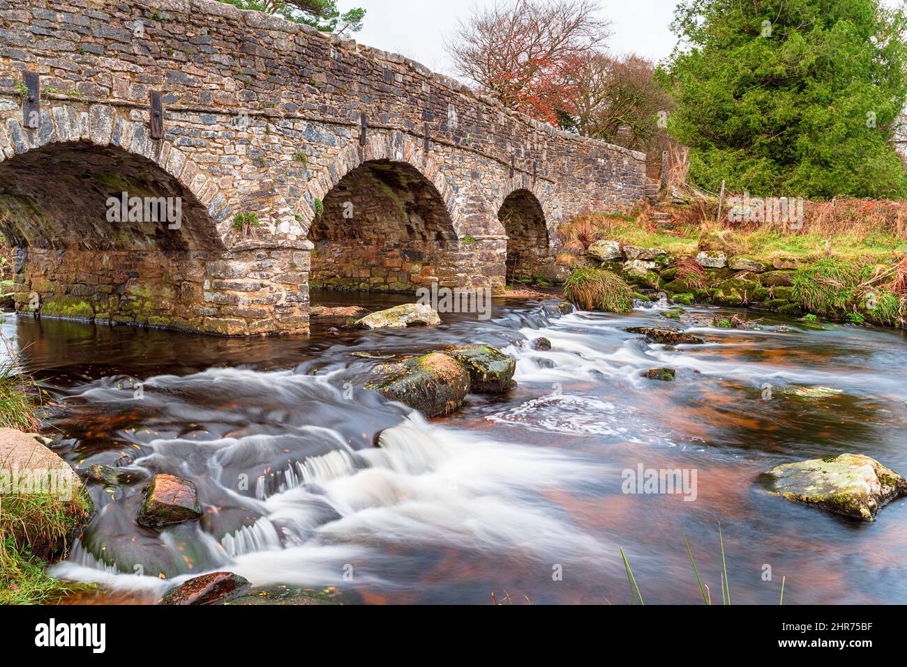Un pont voûté traversant la rivière East Dart à Postbridge dans le parc national de Dartmoor à Devon Banque D'Images