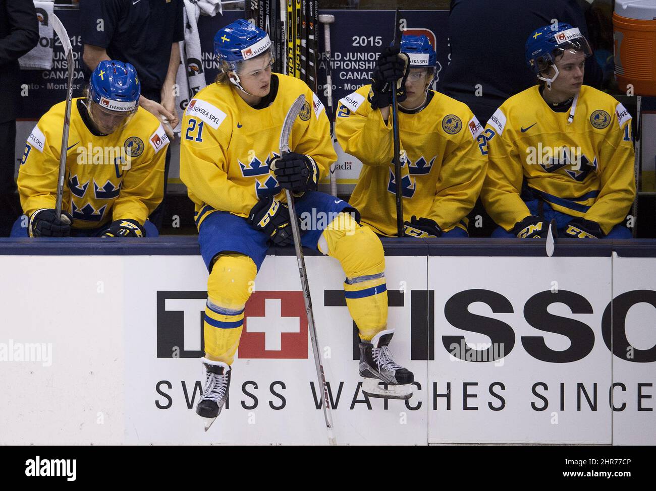 William Nylander (21), un joueur de la Suède, et ses coéquipiers réagissent après avoir été battu par la Slovaquie lors de la troisième période d'action de hockey sur médaille de bronze aux Championnats du monde juniors de l'IIHF à Toronto, le lundi 5 janvier 2015. La Slovaquie a gagné le bronze. LA PRESSE CANADIENNE/Nathan Denette Banque D'Images