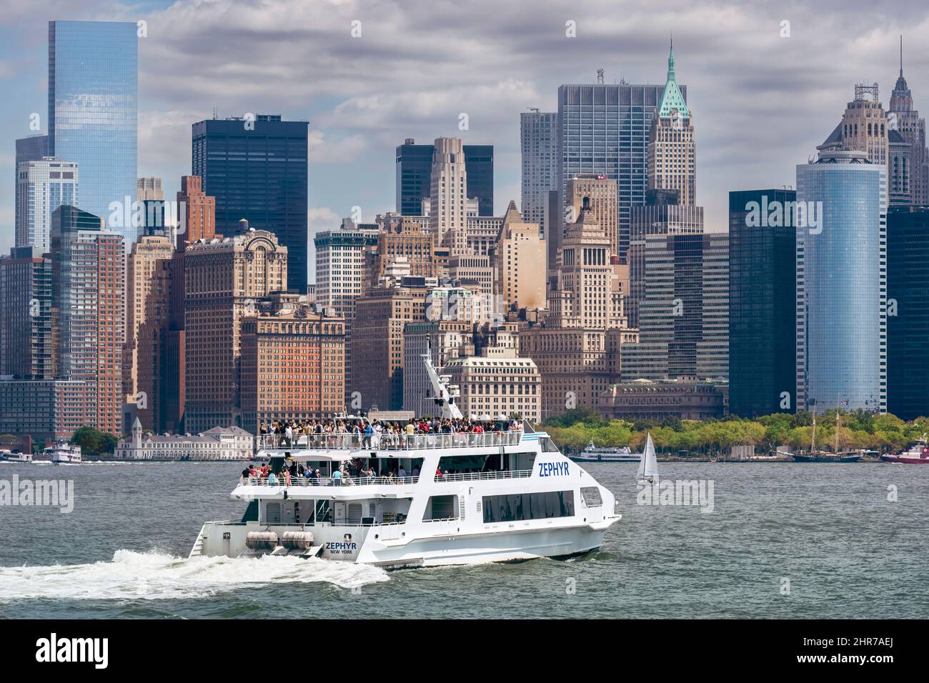 Zephyr, le ferry pour passagers, revient de Liberty Island et regorge de touristes qui profitent de la vue imprenable sur les gratte-ciel de New York. Banque D'Images