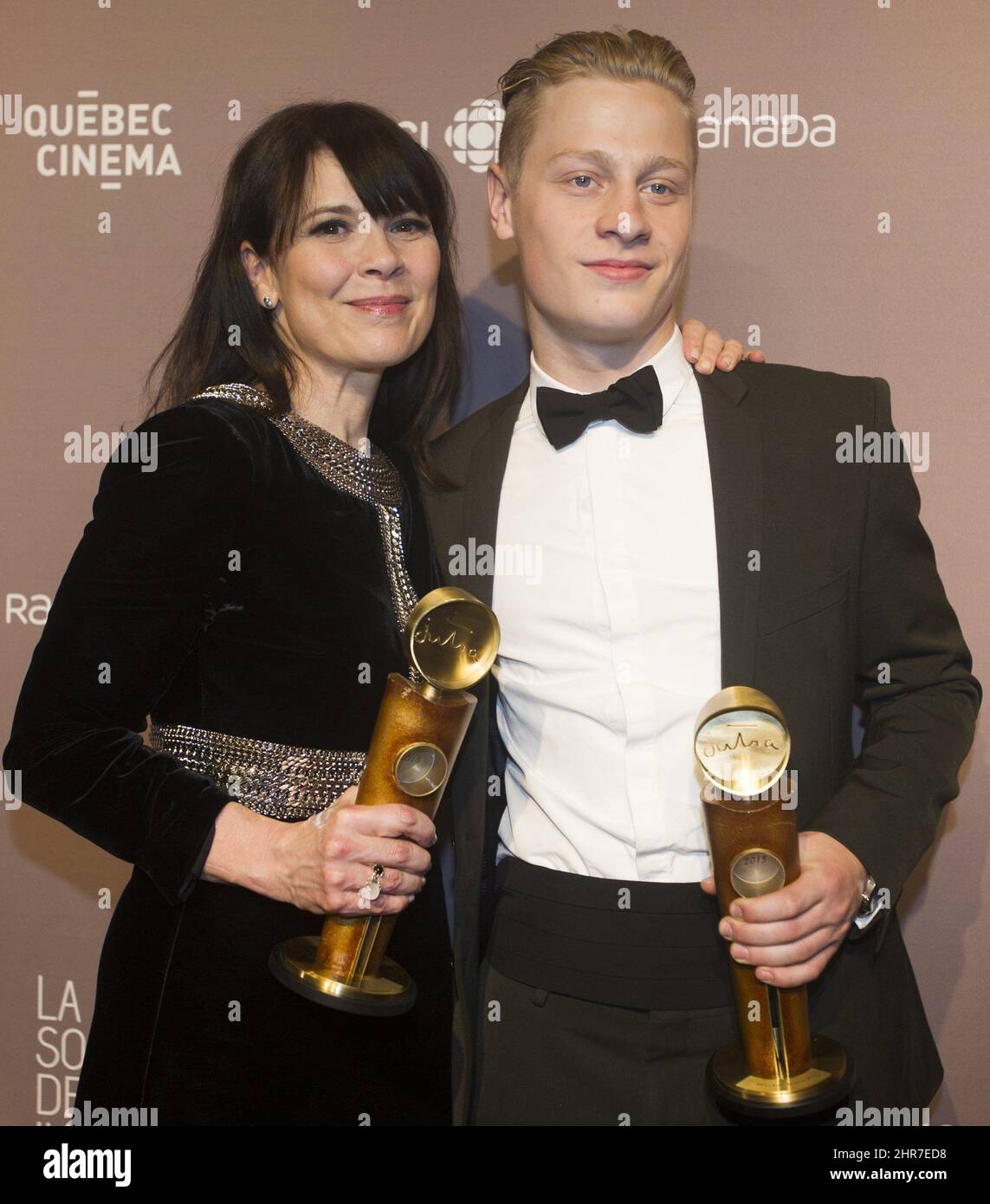 Anne Dorval et Antoine Olivier Pilon détiennent leurs trophées pour le meilleur acteur et actrice pour leurs rôles dans le film 'Mommy', lors de la cérémonie de remise des prix Jutra à Montréal, le dimanche 15 mars 2015. LA PRESSE CANADIENNE/Graham Hughes Banque D'Images