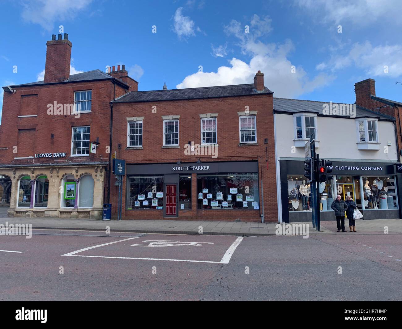 Strutt Parker agents immobiliers dans le marché Harborough Leicestershire Angleterre local vendre aux enchères personnes place shoppers arches vieux Banque D'Images