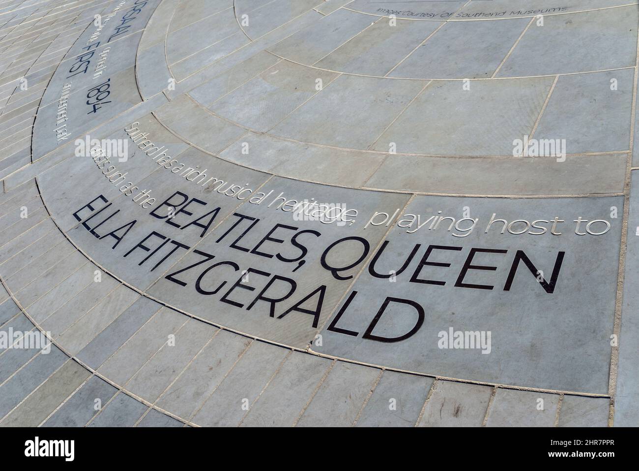 Nouveau cercle en pierre d'orientation au sommet de High Street à Southend on Sea, Essex, Royaume-Uni, présentant l'histoire de la musique locale. Beatles, Queen, groupes Banque D'Images
