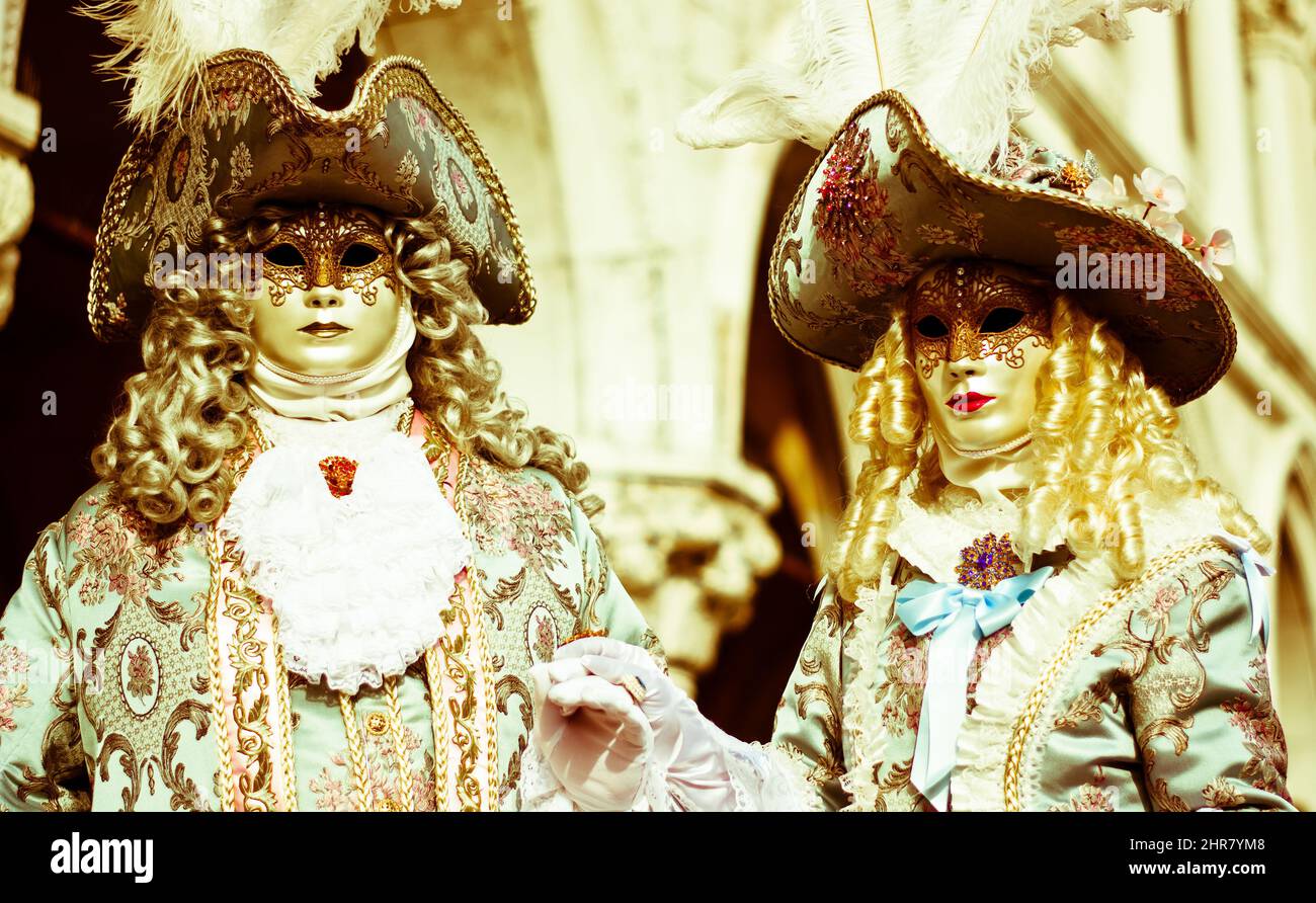 Costumes d'époque devant la basilique de San Marco pour le Carnaval de Venise Banque D'Images