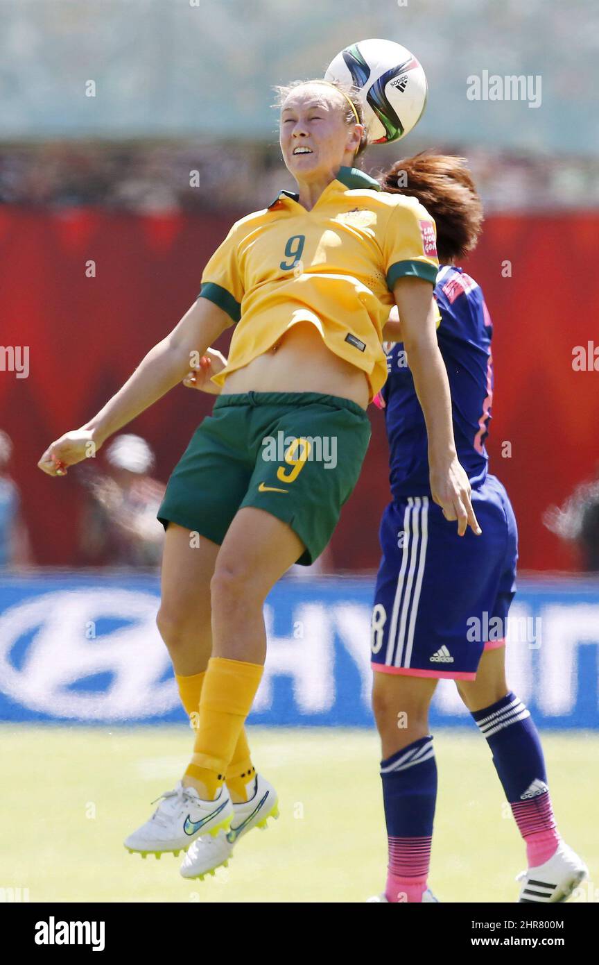 Le Caitlin Foord d'Australie, à gauche, monte pour une balle contre Aya Miyama du Japon pendant la première moitié de la coupe du monde des femmes de la FIFA, quart de finale de football à Edmonton, en Alberta, le samedi 27 juin 2015. LA PRESSE CANADIENNE/Jeff McIntosh Banque D'Images