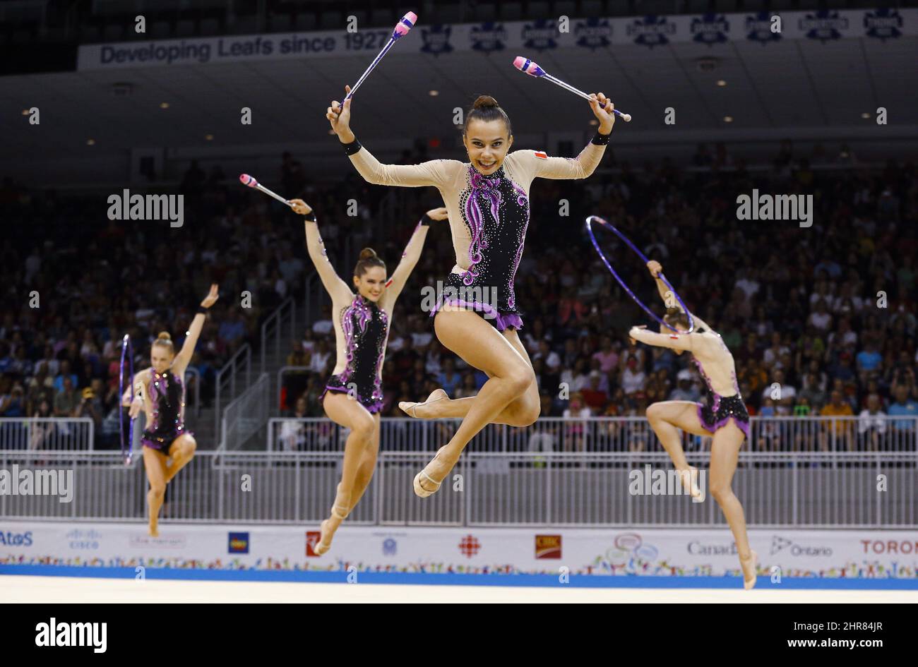 L'équipe de tout le monde du groupe canadien se dispute pendant les clubs de gymnastique rythmique et la routine de basket-ball, aux Jeux panaméricains de Toronto, le samedi 18 juillet 2015. LA PRESSE CANADIENNE/Mark Blinch Banque D'Images