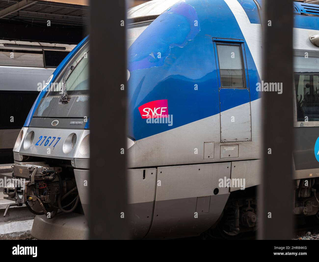 Annecy, France - 7 janvier 2022 : logo SNCF sur la locomotive de train. La SNCF est la société nationale des chemins de fer français en France et elle appartient à l'État Banque D'Images