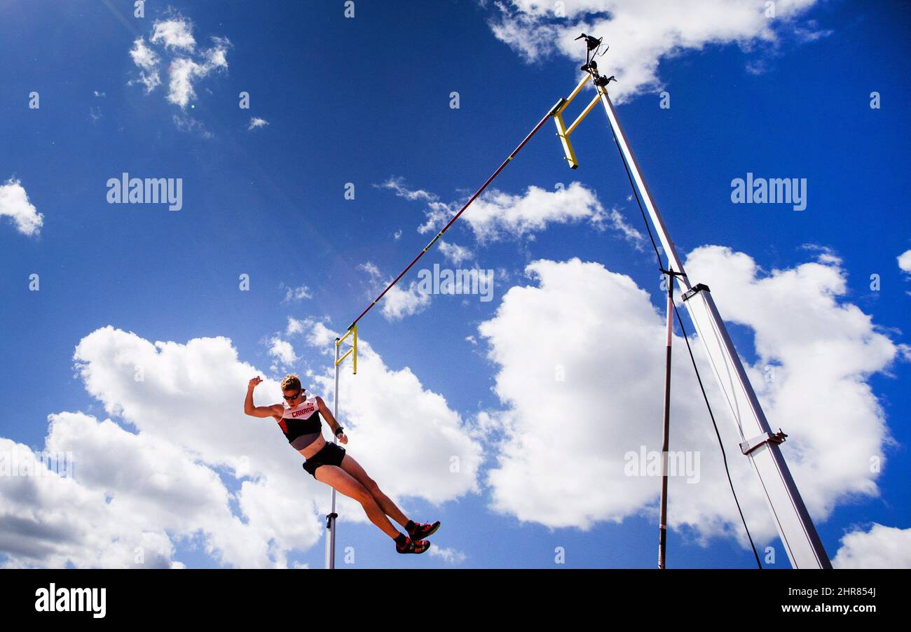 Shawnacy Barber of Canada célèbre la remise de la barre sur le chemin de la victoire de la médaille d'or dans la voûte polaire lors de l'athlétisme aux Jeux panaméricains à Toronto, le mardi 21 juillet 2015. LA PRESSE CANADIENNE/Mark Blinch Banque D'Images
