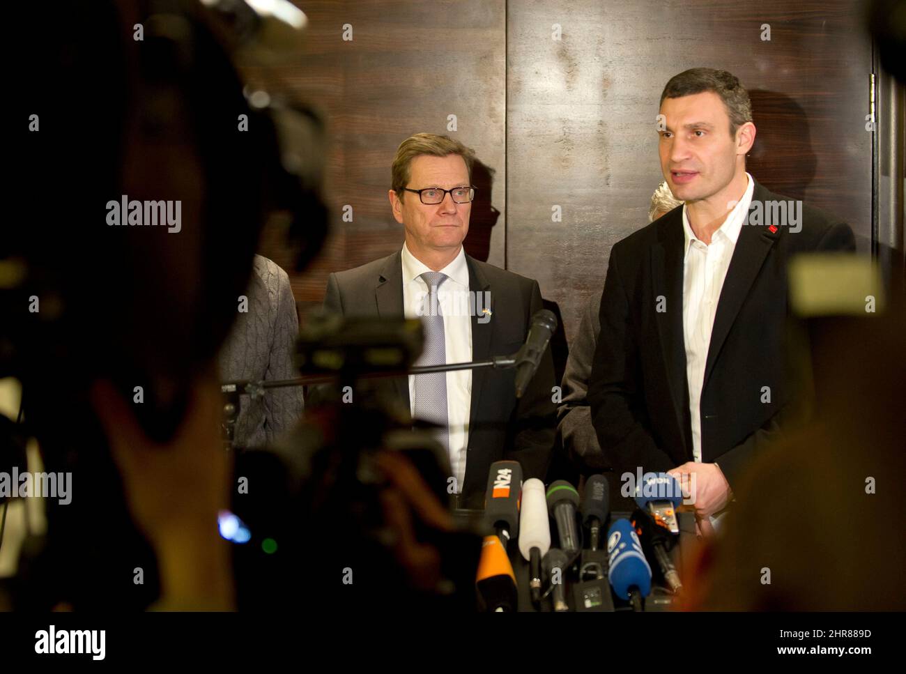 Le ministre fédéral des Affaires étrangères par intérim Guido Westerwelle (FDP, L) et le boxeur professionnel et politicien ukrainien Vitali Klitschko (R) parlent aux journalistes à Kiev, en Ukraine, le 04 décembre 2013. Photo: TIM BRAKEMEIER/dpa Banque D'Images