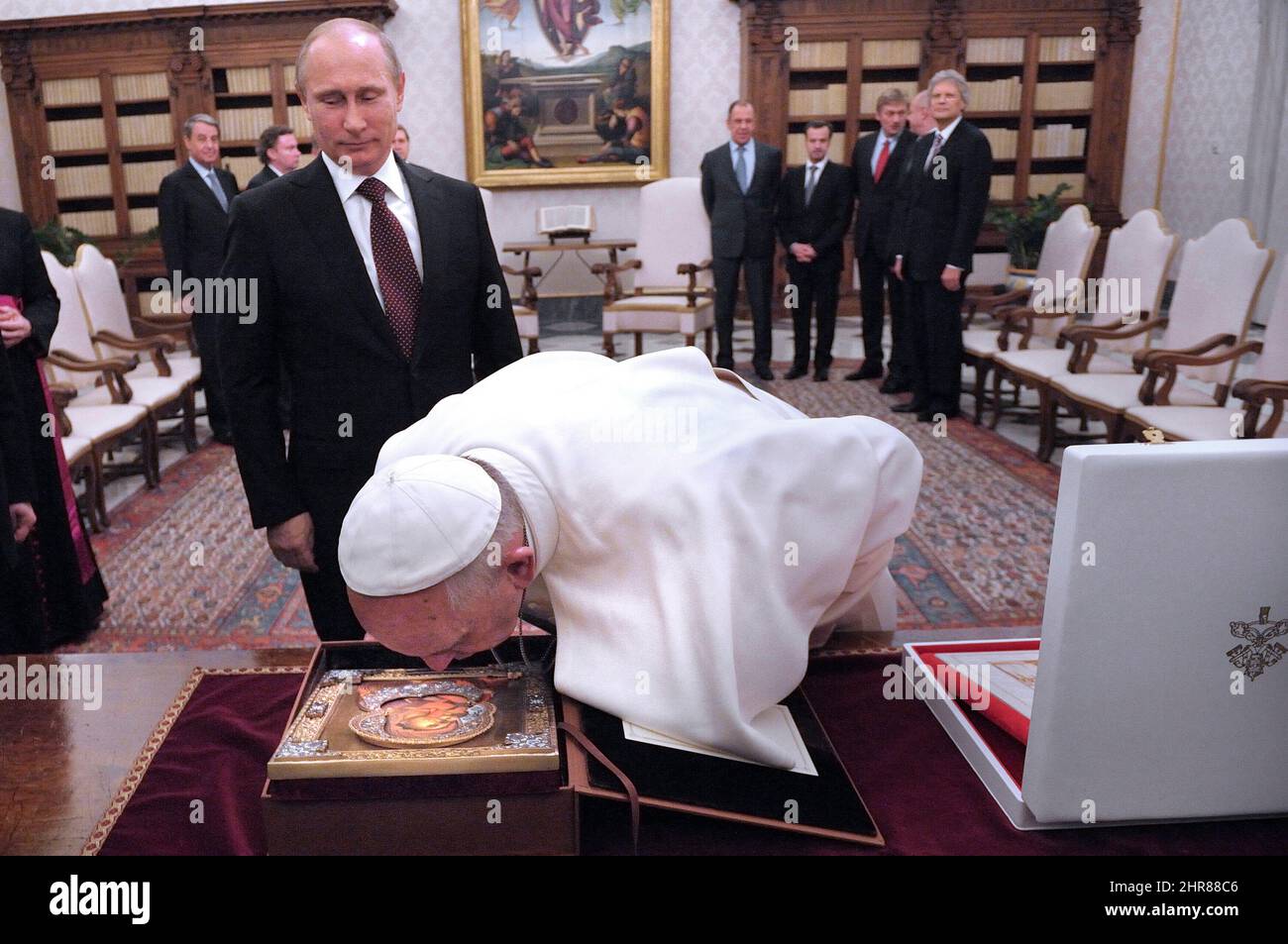 Ce matin, le 25 février 2022. Le pape François s'est présenté de manière inattendue à l'ambassadeur de Russie pour demander la fin des attentats photo : le pape François et le président russe Vladimir Poutine lors d'un audience privée au Vatican, le 25 novembre 2013. Banque D'Images