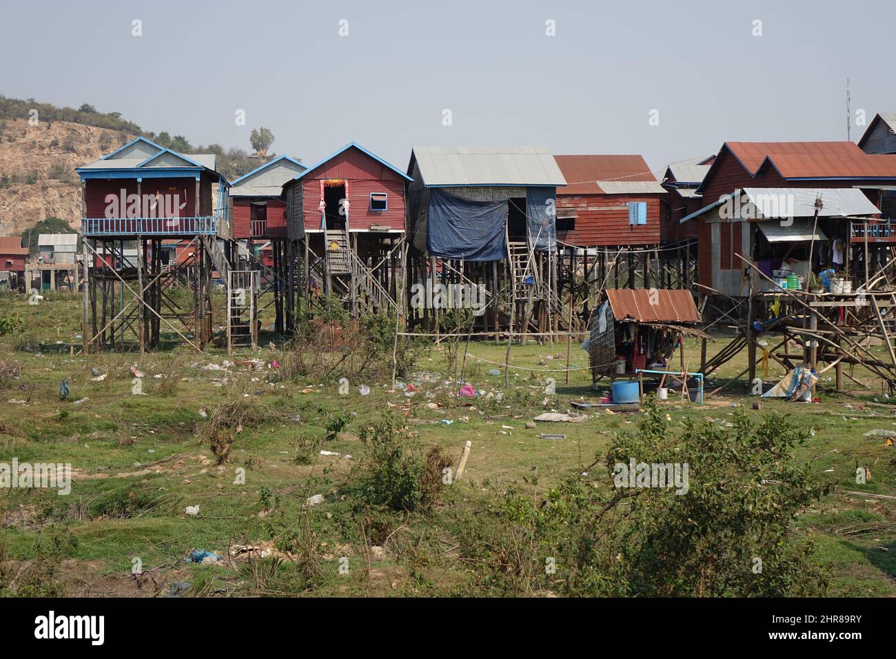 Village avec maisons à pilotis dans les plaines inondables du lac Tonle SAP, Siem Reap, Cambodge Banque D'Images