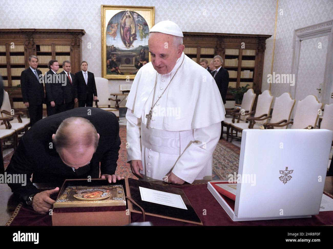 Ce matin, le 25,2022 février. Le pape François s'est présenté de manière inattendue à l'ambassadeur de Russie pour demander la fin des attentats photo : le pape François et le président russe Vladimir Poutine lors d'un audience privée au Vatican, le 25 novembre 2013. Banque D'Images