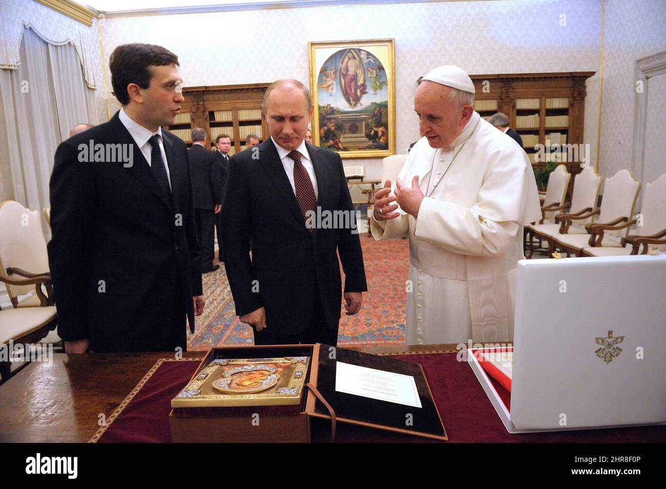 Ce matin, le 25,2022 février. Le pape François s'est présenté de manière inattendue à l'ambassadeur de Russie pour demander la fin des attentats photo : le pape François et le président russe Vladimir Poutine lors d'un audience privée au Vatican, le 25 novembre 2013. Banque D'Images