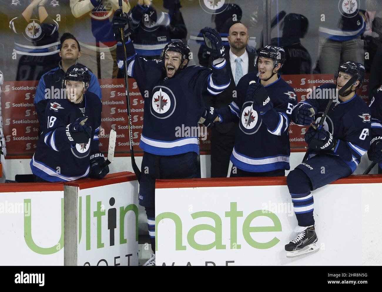Bryan Little (18) des Jets de Winnipeg, Drew Stafford (12), Mark ...