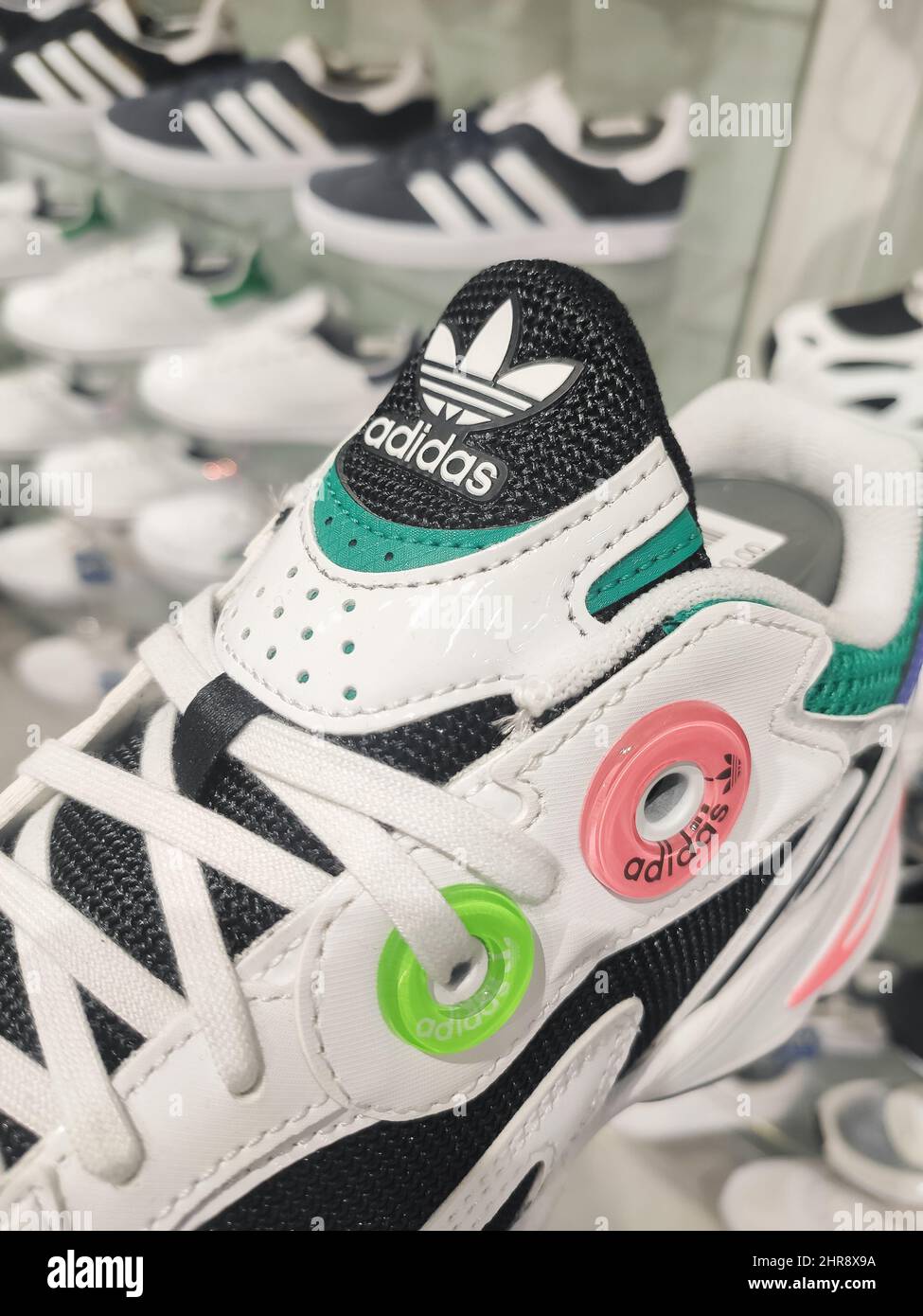Zaragoza, 14 février 2022:Voir les nouvelles chaussures de sport adidas.Sneakers Adidas en édition vintage colorée Banque D'Images