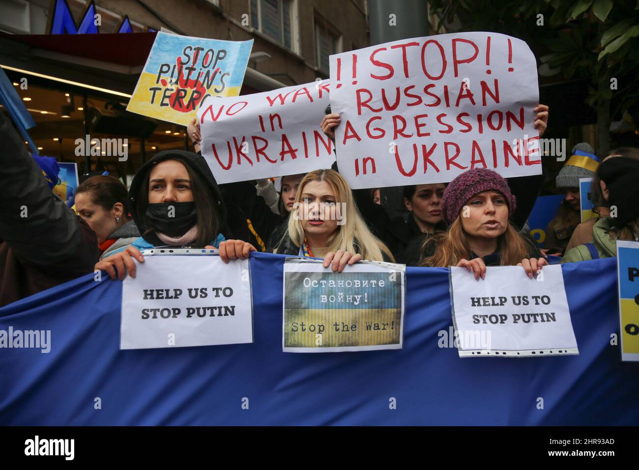 Istanbul, Turquie. 25th févr. 2022. Les manifestants tiennent des drapeaux et des pancartes ukrainiens pendant la manifestation. Des citoyens ukrainiens et des personnes anti-guerre en Turquie se sont rassemblés devant le consulat de Russie à Istanbul pour protester contre l'attaque des troupes russes contre l'Ukraine. (Photo de Hakan Akgun/SOPA Images/Sipa USA) crédit: SIPA US/Alay Live News Banque D'Images