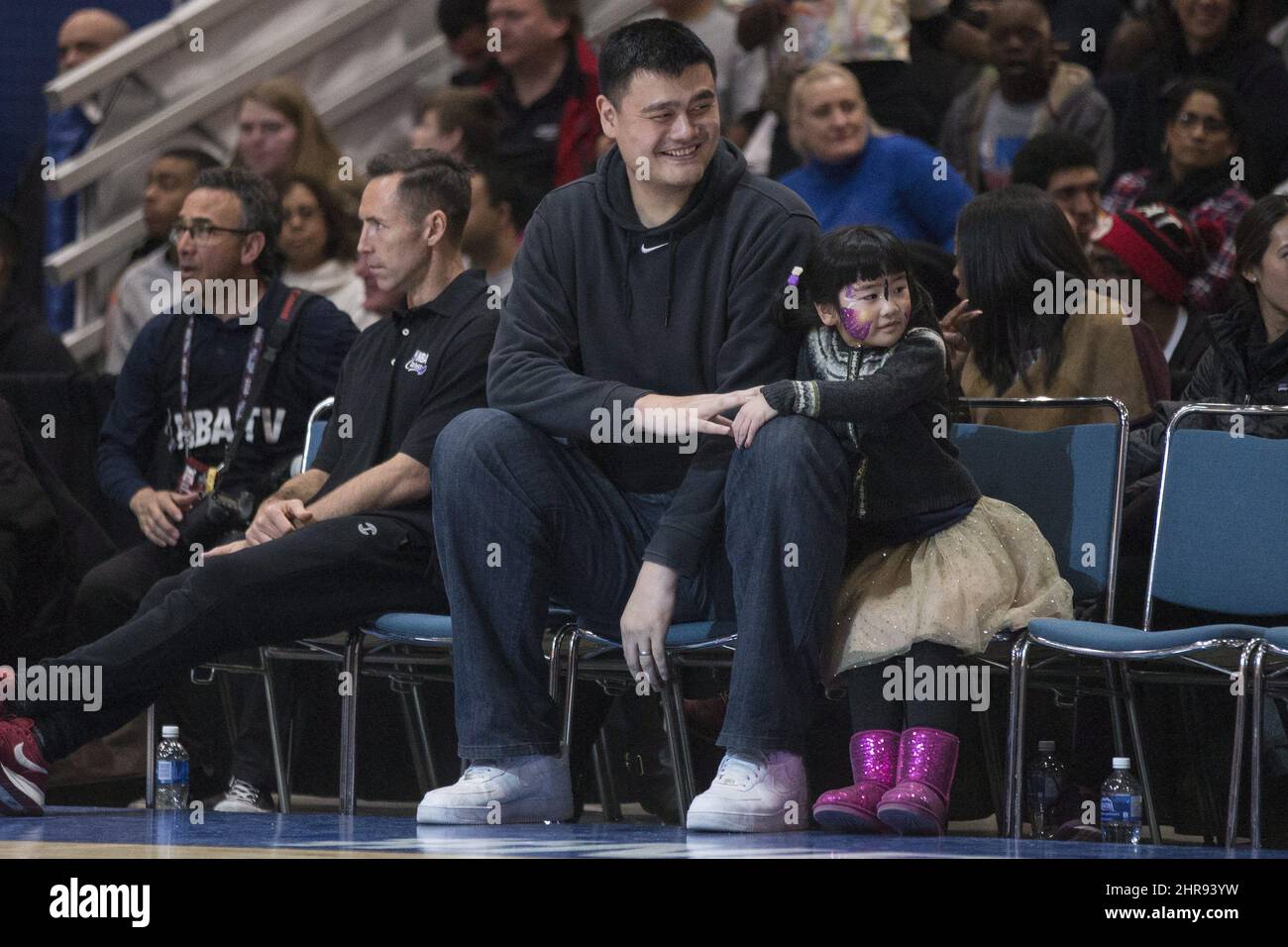 L'ancien joueur chinois de la NBA Yao Ming, au centre à droite, se trouve aux côtés de sa fille Yao Qinlei et de l'ancien joueur de la NBA Steve Nash, au centre à gauche, tandis qu'il encadre une équipe lors d'un match de basket-ball unifié des NBA CARES Special Olympics lors du week-end All-Star de la NBA à Toronto le samedi 13 février 2016. LA PRESSE CANADIENNE/Chris Young Banque D'Images