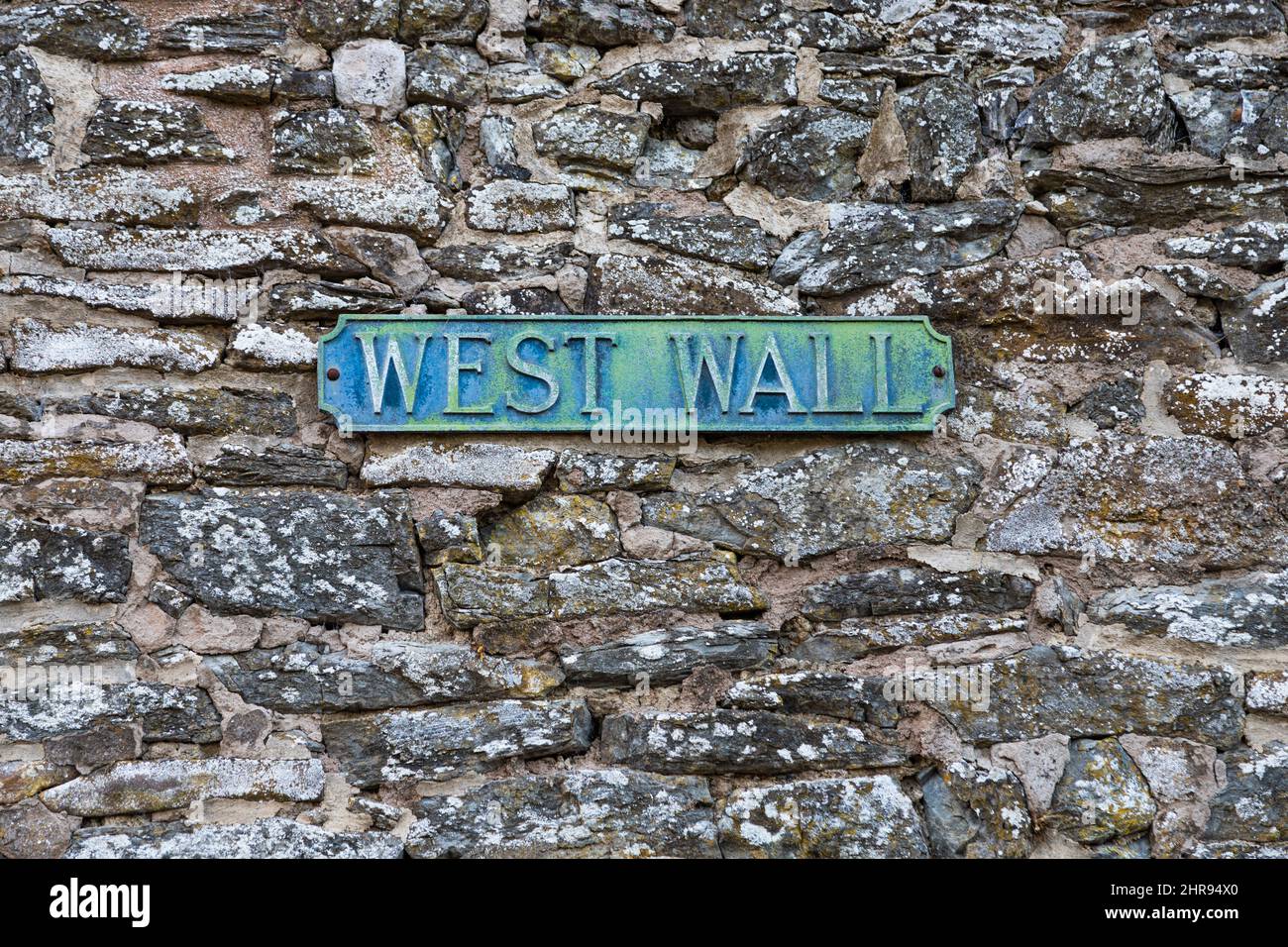 Panneau de nom de rue en fonte du mur ouest sur le vieux mur en pierre Banque D'Images